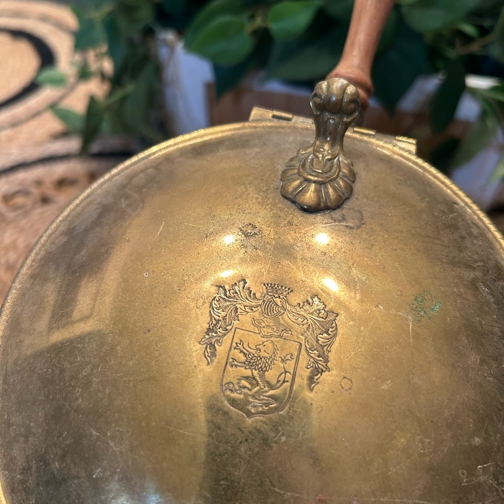 Vintage Brass Silent Butler Crumb Catcher coat of arms wooden handle made ITALY - Picture 6 of 12